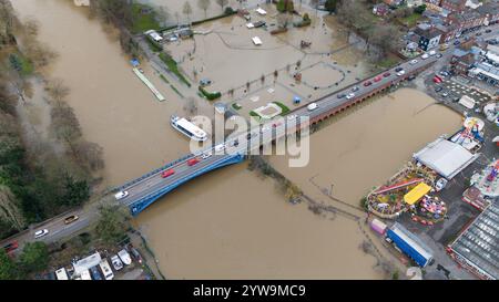 Le niveau des rivières demeure élevé à Stourport-on-Severn, après que la tempête Darragh a provoqué de fortes rafales et de fortes pluies dans de nombreuses régions du pays au cours du week-end. Date de la photo : mardi 10 décembre 2024. Banque D'Images