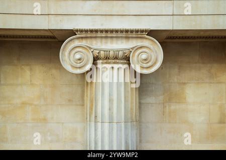 Détail de la capitale défilée d'une colonne de pierre au British Museum Great court, Londres Banque D'Images