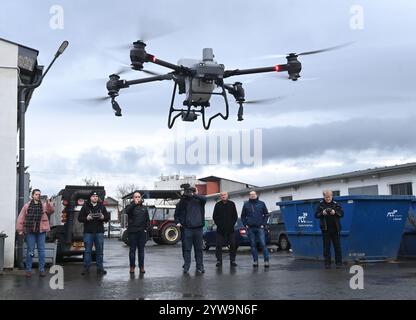 Litovel, République tchèque. 10 décembre 2024. Remise cérémonielle du drone DJI Agras T50, qui sera utilisé pour l’application efficace de pulvérisations de moustiques dans les villages à proximité de la zone paysagère protégée de Litovelske Pomoravi, Litovel, région d’Olomouc, 10 décembre 2024. Le drone est équipé d’une technologie de pointe et permet l’application d’agents liquides ou d’arrosage en agriculture. Crédit : Ludek Perina/CTK photo/Alamy Live News Banque D'Images