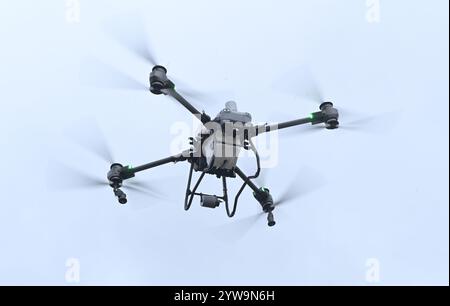 Litovel, République tchèque. 10 décembre 2024. Drone DJI Agras T50, qui sera utilisé pour l’application efficace de pulvérisations de moustiques dans les villages situés à proximité de la zone paysagère protégée de Litovelske Pomoravi, Litovel, région d’Olomouc, 10 décembre 2024. Le drone est équipé d’une technologie de pointe et permet l’application d’agents liquides ou d’arrosage en agriculture. Crédit : Ludek Perina/CTK photo/Alamy Live News Banque D'Images