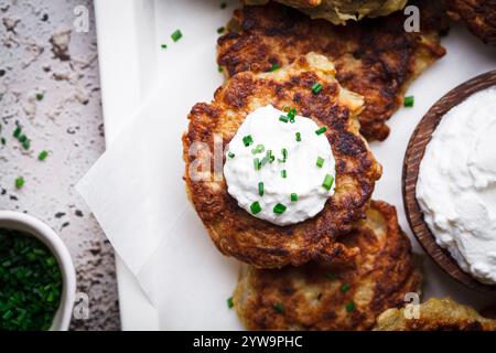 Latkes Hanukkah - crêpes juives traditionnelles de pommes de terre. Banque D'Images