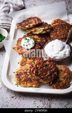 Latkes Hanukkah - crêpes juives traditionnelles de pommes de terre. Banque D'Images