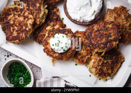 Latkes Hanukkah - crêpes juives traditionnelles de pommes de terre. Banque D'Images