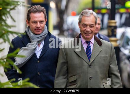 Londres, Royaume-Uni. 10 décembre 2024. Nigel Farage présente Nick Candy qui a rejoint le Parti réformiste du Parti conservateur. Nick Candy a annoncé sa démission du Parti conservateur et rejoindra Reform UK en tant que trésorier du Parti pour la nouvelle année. Crédit : Karl Black/Alamy Live News Banque D'Images