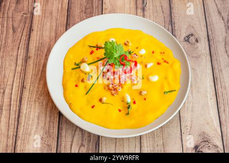 Un plat crémeux et réconfortant. Le poulet râpé est baigné dans une sauce à base de ají amarillo, de pain imbibé de lait, de fromage et de noix. Banque D'Images