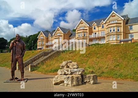 UK, North Yorkshire, Filey, The Promenade, sculpture 'A High Tide in Short Wellies'. Banque D'Images