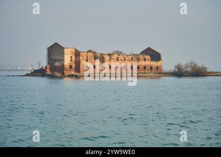 Une ruine ancienne sur une petite île sur la voie navigable entre Venise et Murano, Italie, Europe Banque D'Images