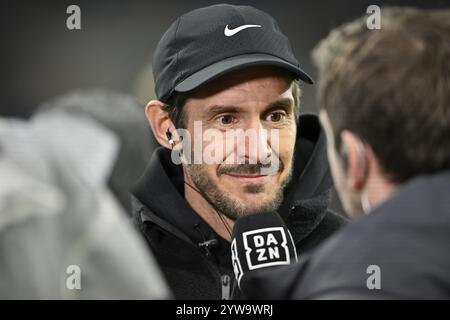 Coach Julian Schuster SC Freiburg SCF Portrait en interview microphone microphone logo DAZN, sourires, PreZero Arena, Sinsheim, Bade-Wuerttemberg, Germ Banque D'Images