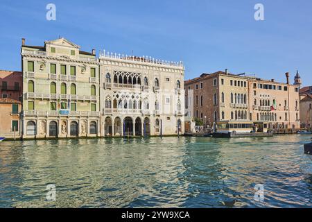 Vue de 'canal Grande' sur 'Galleria Giorgio Franchetti alla Ca' d'Oro' et la voie navigable à Venise par une journée ensoleillée en hiver, Italie, Europe Banque D'Images