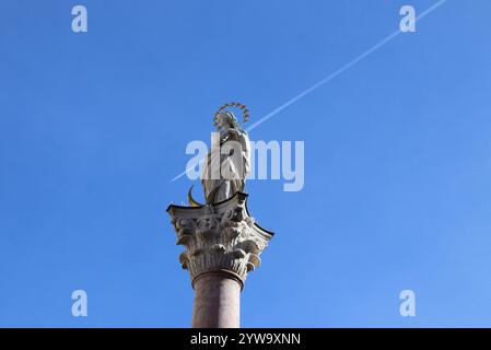 Innsbruck, Austria - September 29 2024 : mise en place Anne s Column avec la statue de la Vierge Marie sous ciel bleu clair à Innsbruck Banque D'Images