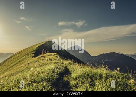 Randonnée sur la montagne Hoenig dans la vallée du Lechtal près de Berwang dans le Tyrol, Autriche, Europe Banque D'Images