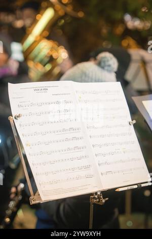 Une feuille de musique devant des musiciens flous avec des instruments en arrière-plan, Lichternacht Fest, Nagold, Forêt Noire, Allemagne, Europe Banque D'Images