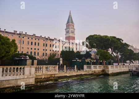 Vue depuis l'eau sur 'Giardini Reali' et l'église 'San Marco' à Venise sur un matin brumeux en hiver, Italie, Europe Banque D'Images