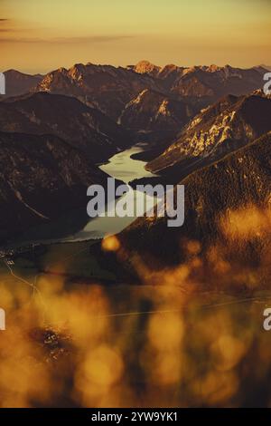 Sommet de Thaneller au coucher du soleil dans la vallée de Lechtal au Tyrol avec une vue magnifique sur les montagnes environnantes. Tyrol, Autriche, Europe Banque D'Images