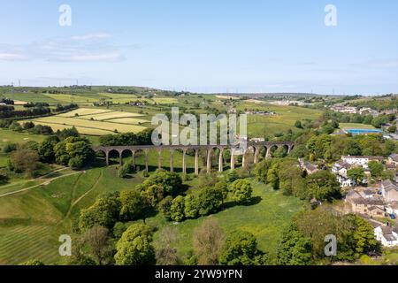 Photo de drone aérienne de la ville de Thornton qui est un village dans l'arrondissement métropolitain City de Bradford dans le West Yorkshire, Angleterre montrant le Banque D'Images