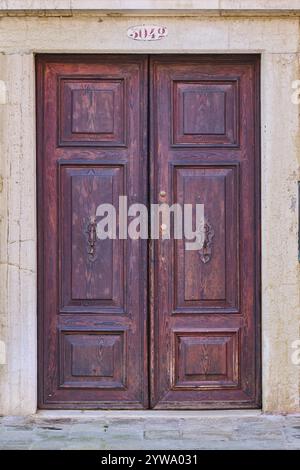 Porte d'une vieille maison sur la place de la ville 'Campo santa margherita' à Venise par une journée ensoleillée en hiver, Italie, Europe Banque D'Images
