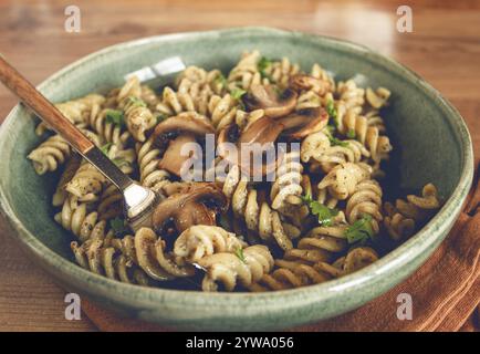 Pâtes fusilli, en sauce crémeuse aux champignons, pâtes aux champignons, maison, pas de gens Banque D'Images