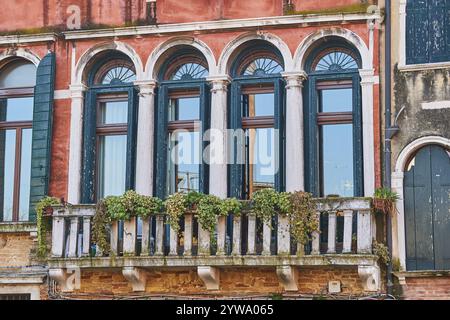Fenêtres d'une vieille maison sur la place de la ville 'Campo santa margherita' à Venise par une journée ensoleillée en hiver, Italie, Europe Banque D'Images