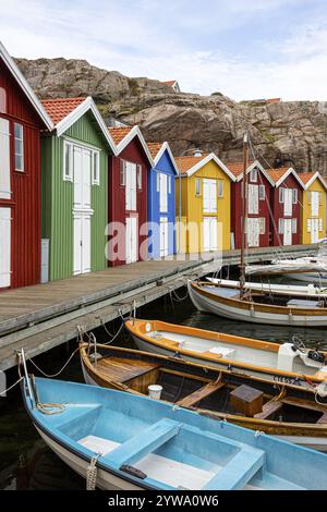 Petites maisons colorées en bord de mer. Maisons typiques en Suède pour le paysage côtier. Pêche au crabe et entreposage dans un port étroit. Smoegen, Smoegenb Banque D'Images