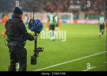 Caméraman derrière le terrain de jeu pendant le match de football. Banque D'Images