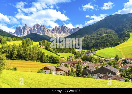 Superbe panorama d'été du village de santa maddalena avec le groupe de montagne odle sur fond, dans le val di funes, dolomites, italie Banque D'Images