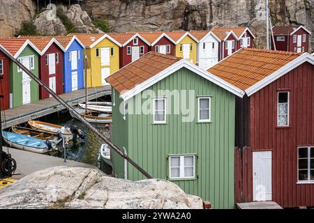 Petites maisons colorées en bord de mer. Maisons typiques en Suède pour le paysage côtier. Pêche au crabe et entreposage dans un port étroit. Smoegen, Smoegenb Banque D'Images