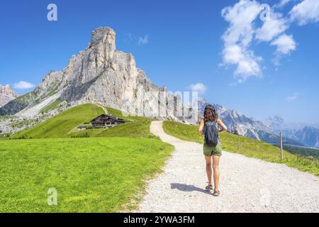 Touriste femme marchant sur un chemin profitant du paysage pittoresque du col de giau dans les dolomites, en italie, pendant une journée d'été ensoleillée Banque D'Images