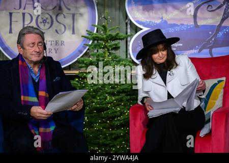 Wisley, Royaume-Uni, 9 décembre 2024, Alan Titchmarsh, jardinier, écrivain et ambassadeur RHS, et Debbie Wiseman célèbrent la collaboration musicale unique entre Jack Frost – A Winter Story et les illuminations festives éblouissantes de RHS Garden Wisley – RHS Glow., Andrew Lalchan Photography/Alamy Live News Banque D'Images