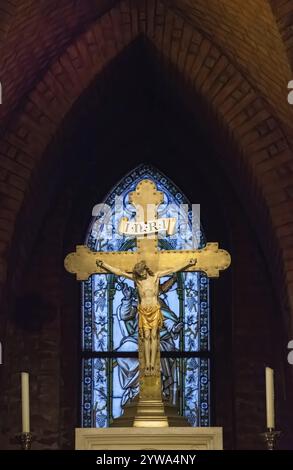 Jésus Christ sur la croix dans l'autel d'une église. Banque D'Images