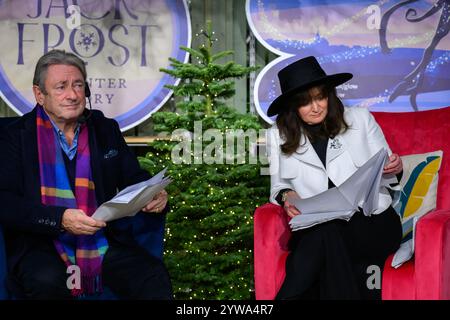 Wisley, Royaume-Uni, 9 décembre 2024, Alan Titchmarsh, jardinier, écrivain et ambassadeur RHS, et Debbie Wiseman célèbrent la collaboration musicale unique entre Jack Frost – A Winter Story et les illuminations festives éblouissantes de RHS Garden Wisley – RHS Glow., Andrew Lalchan Photography/Alamy Live News Banque D'Images