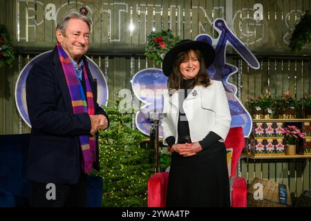 Wisley, Royaume-Uni, 9 décembre 2024, Alan Titchmarsh, jardinier, écrivain et ambassadeur RHS, et Debbie Wiseman célèbrent la collaboration musicale unique entre Jack Frost – A Winter Story et les illuminations festives éblouissantes de RHS Garden Wisley – RHS Glow., Andrew Lalchan Photography/Alamy Live News Banque D'Images