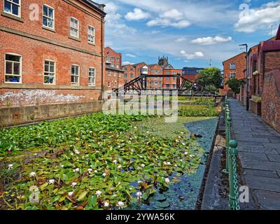 Royaume-Uni, West Yorkshire, Leeds, Victoria Quays Area avec Minster en arrière-plan. Banque D'Images