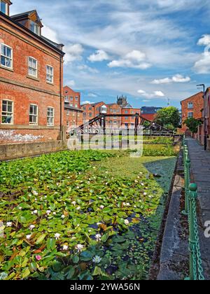 Royaume-Uni, West Yorkshire, Leeds, Victoria Quays Area avec Minster en arrière-plan. Banque D'Images
