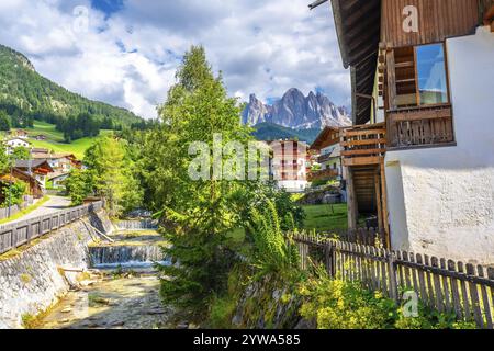 Vue d'été pittoresque du village de santa maddalena avec les montagnes odle reflétant dans la vallée de funes, dolomites, italie Banque D'Images