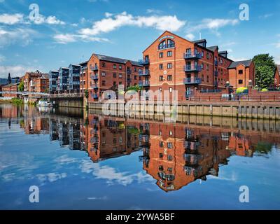 Royaume-Uni, West Yorkshire, Leeds, en regardant vers l'ouest près du pont Crown point le long de la rivière aire à Langtons Wharf. Banque D'Images