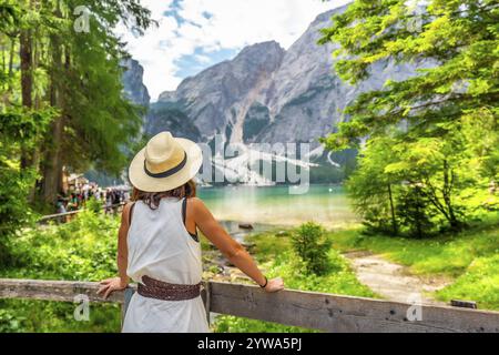 Femme portant un chapeau de paille jouissant d'une vue majestueuse sur le lac braies - lago di braies ou Pragser wildsee - et la montagne seekofel dans les dolomites, italie Banque D'Images