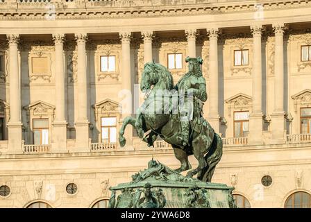 Vienne, Autriche. Hofbug. Statue équestre (1856) du Prince Eugène (Prince Eugène François de Savoie :1663 – 1736) devant Neue Burg Banque D'Images