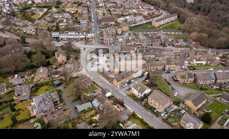 Photo d'un drone aérien du village de Netherton près de Huddersfield, dans le quartier métropolitain de Kirklees, dans le West Yorkshire, en Angleterre, montrant le résident Banque D'Images