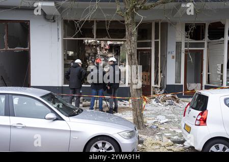 DEN HAAG - enquêteurs de la NFI sur le Tarwekamp, trois jours après les explosions. Les deux explosions ont causé des ravages généralisés et détruit plusieurs maisons. ANP JEROEN JUMELET pays-bas OUT - belgique OUT Banque D'Images