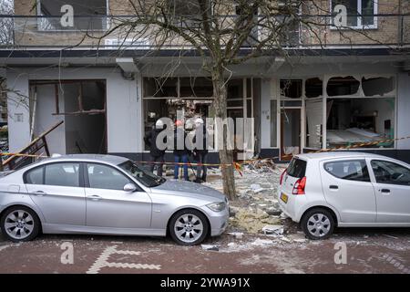 DEN HAAG - enquêteurs de la NFI sur le Tarwekamp, trois jours après les explosions. Les deux explosions ont causé des ravages généralisés et détruit plusieurs maisons. ANP JEROEN JUMELET pays-bas OUT - belgique OUT Banque D'Images