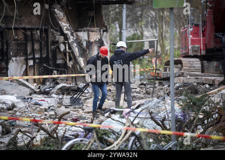 DEN HAAG - enquêteurs de la NFI sur le Tarwekamp, trois jours après les explosions. Les deux explosions ont causé des ravages généralisés et détruit plusieurs maisons. ANP JEROEN JUMELET pays-bas OUT - belgique OUT Banque D'Images