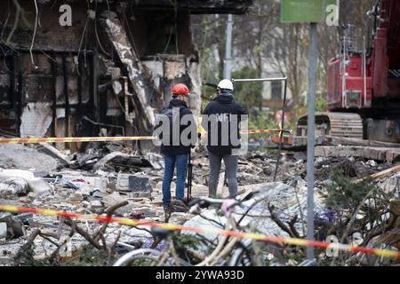 DEN HAAG - enquêteurs de la NFI sur le Tarwekamp, trois jours après les explosions. Les deux explosions ont causé des ravages généralisés et détruit plusieurs maisons. ANP JEROEN JUMELET pays-bas OUT - belgique OUT Banque D'Images