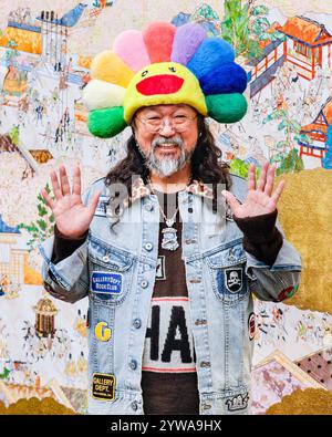 Londres, Royaume-Uni. 10 décembre 2024. Un visiteur prend des clichés avec certaines des œuvres. L'artiste Takashi Murakami pose dans sa nouvelle exposition majeure, 'Japanese Art History à la Takashi Murakami' - son plus grand spectacle à Londres en 15 ans, à Gagosian Grosvenor Hill, Londres. Dans cette exposition, Murakami propose ses propres réinterprétations de certaines des œuvres les plus importantes de l'histoire de l'art japonais. Crédit : Imageplotter/Alamy Live News Banque D'Images