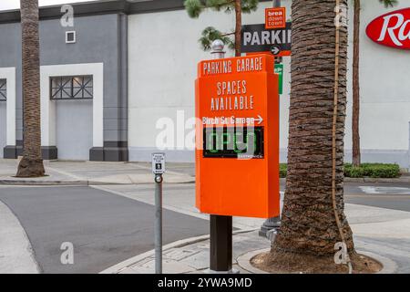 Brea, CA, USA - 25 novembre 2024 : un orange parking garage Spaces disponible signe numérique électronique dans le centre-ville de Brea, Californie. Banque D'Images