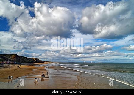 Royaume-Uni, North Yorkshire, Saltburn-by-the-Sea, Saltburn Beach regardant au nord-ouest de la jetée. Banque D'Images