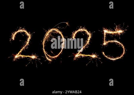 2025 écrit avec feu d'artifice Sparkle sur fond noir, heureux nouvel an 2025 concept. Banque D'Images