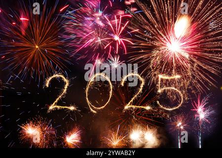 2025 bonne année écrit avec feu d'artifice Sparkle sur fond noir, Banque D'Images