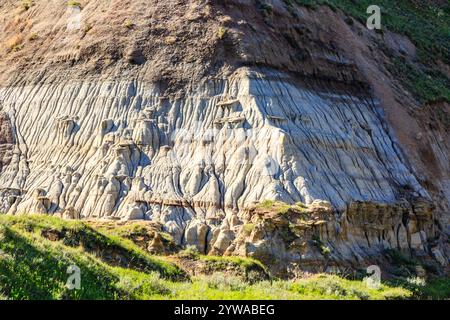 Une colline rocheuse avec beaucoup de fissures et de crevasses. Les roches sont de couleur grise et brune Banque D'Images