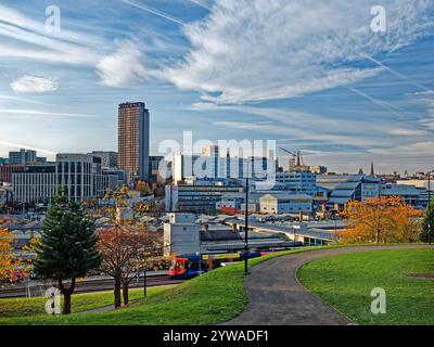 Royaume-Uni, South Yorkshire, Sheffield Skyline depuis South Street Park. Banque D'Images