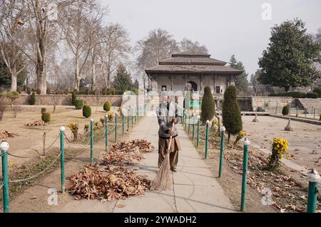 Srinagar, Jammu-et-Cachemire, Inde. 11 décembre 2024. Une balayeuse nettoie un sentier du jardin moghol lors d'un froid matin d'hiver à Srinagar. Des conditions de froid intense ont régné dans la vallée du Cachemire alors que la température minimale a chuté de plusieurs degrés en dessous du point de congélation. La capitale de la région, Srinagar, enregistre la nuit la plus froide de la saison à moins 5,4 degrés Celsius (41,72 degrés Fahrenheit), ont déclaré les responsables météorologiques dans la région himalayenne. (Crédit image : © Faisal Bashir/SOPA images via ZUMA Press Wire) USAGE ÉDITORIAL SEULEMENT! Non destiné à UN USAGE commercial ! Banque D'Images